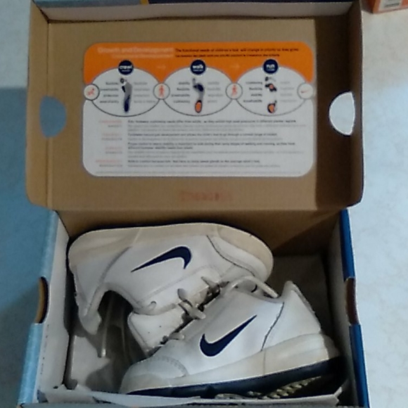 Toddler NIKE SNEAKERS - Picture 8 of 9